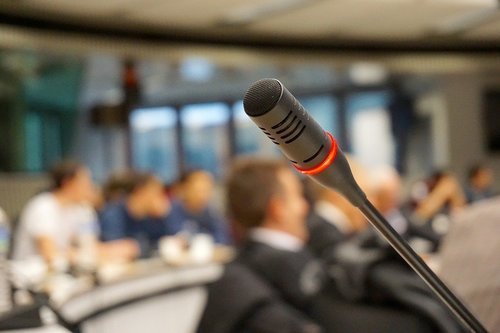Skapa en informationsfilm för att marknadsföra konferensen